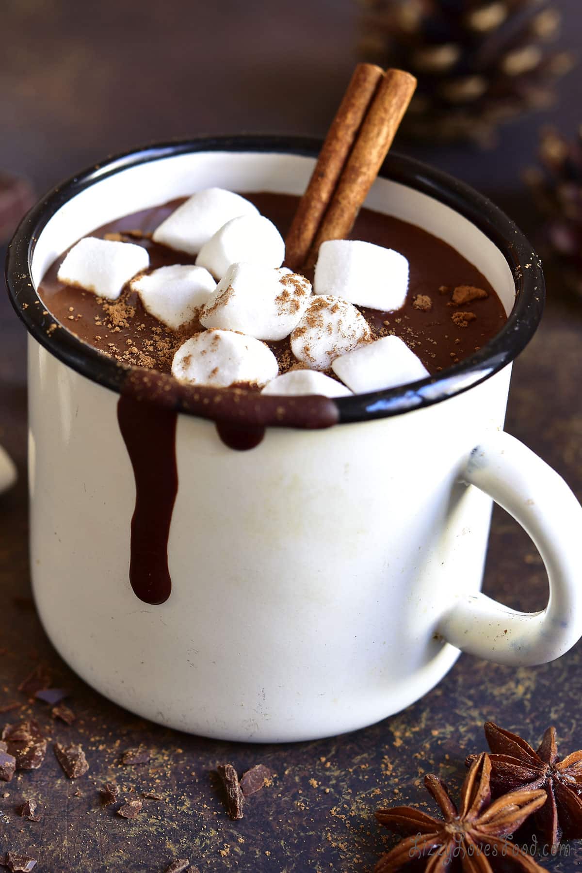 Vroča čokolada z marshmallow in cimetom