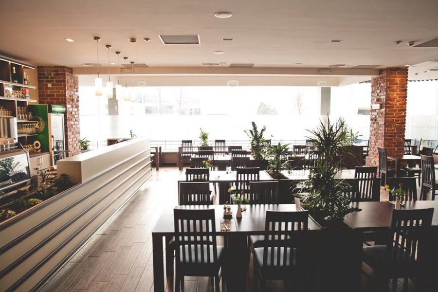 Širši pogled na restavracijo BREJK