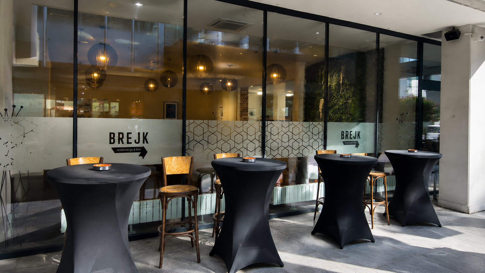 Barski vrt BREJK - visoke barske mize pred lokalom